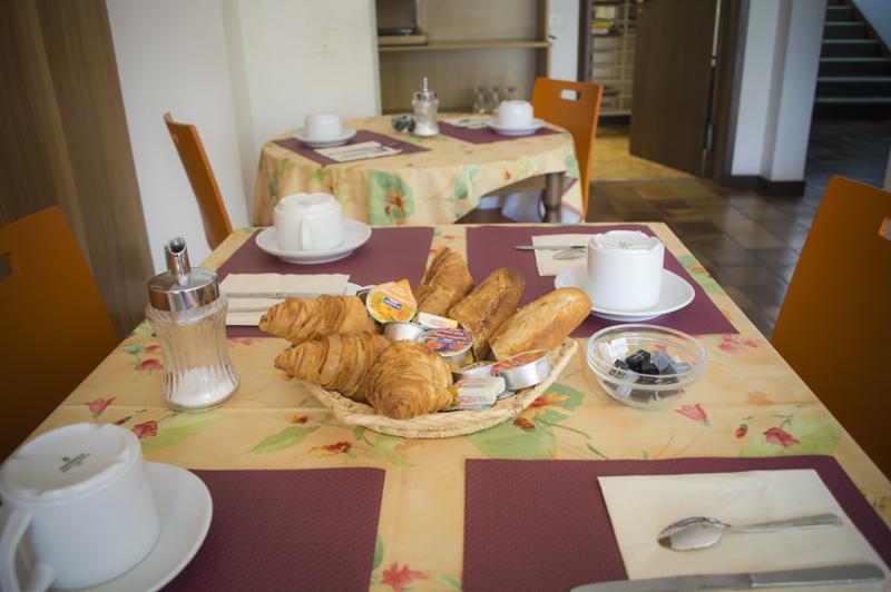 Hotel Le Soli Saint-Julien-en-Genevois Bagian luar foto